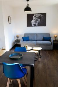 的住宿－Le Forez，客厅配有沙发和桌椅