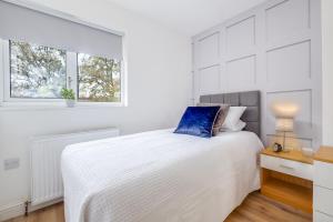 biała sypialnia z łóżkiem i oknem w obiekcie Alpha House by Night Stay: Contractors Sleeps 8 w Birmingham