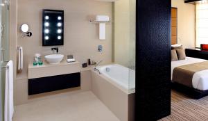 Cama ou camas em um quarto em Southern Sun Abu Dhabi