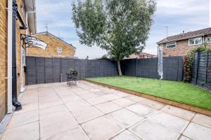 a backyard with a fence and a lawn at Alpha House by Night Stay: Contractors Sleeps 8 in Birmingham