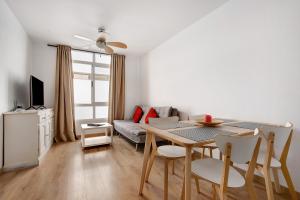 - un salon avec une table et un canapé dans l'établissement Apartamento Playa Morro Jable 1a, à Morro del Jable