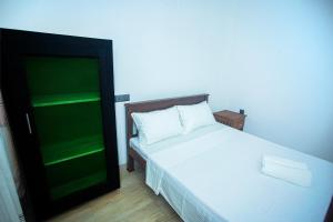 1 dormitorio con cama y puerta verde en DR. Place en Hikkaduwa