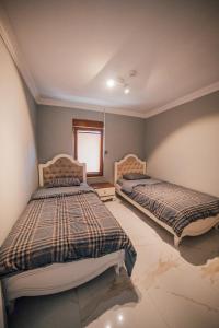 - une chambre avec 2 lits et une fenêtre dans l'établissement Ginza Villa Sapanca, à Sapanca