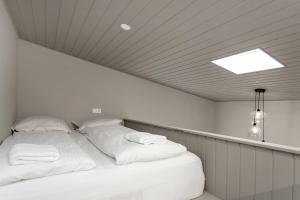 Postel nebo postele na pokoji v ubytování Cozy Studio in Downtown Reykjavik