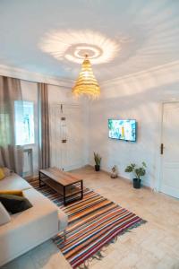 - un salon avec un canapé et un lustre dans l'établissement sejour chez Marwa, à Sidi Bou Saïd