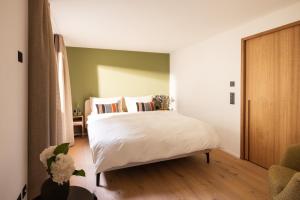 Ένα ή περισσότερα κρεβάτια σε δωμάτιο στο Hotel Chesa Rosatsch - Home of Food