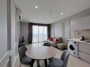 a kitchen and living room with a table and chairs at Comfy Staycation 4PX with Free Parking, Direct Linked SOGO & Central I-CITY in Shah Alam
