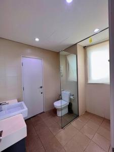 uma casa de banho com um WC, um lavatório e um espelho. em Comfy Staycation 4PX with Free Parking, Direct Linked SOGO & Central I-CITY em Shah Alam