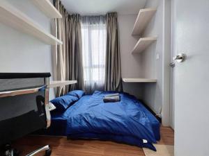 a bedroom with a blue bed and a window at Comfy Staycation 4PX with Free Parking, Direct Linked SOGO & Central I-CITY in Shah Alam
