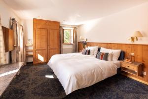 Ένα ή περισσότερα κρεβάτια σε δωμάτιο στο Hotel Chesa Rosatsch - Home of Food