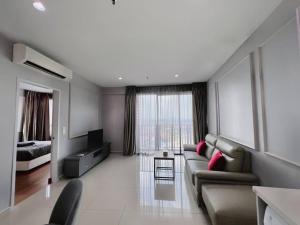uma sala de estar com um sofá e uma cama em Comfy Staycation 4PX with Free Parking, Direct Linked SOGO & Central I-CITY em Shah Alam