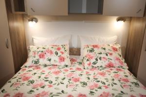 Postel nebo postele na pokoji v ubytování Apartments Faris