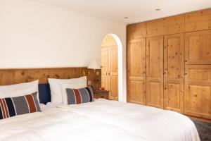 Ένα ή περισσότερα κρεβάτια σε δωμάτιο στο Hotel Chesa Rosatsch - Home of Food