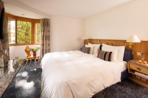 Ένα ή περισσότερα κρεβάτια σε δωμάτιο στο Hotel Chesa Rosatsch - Home of Food