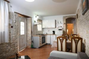 Kuchyň nebo kuchyňský kout v ubytování Apartments Faris