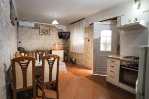 Kuchyň nebo kuchyňský kout v ubytování Apartments Faris
