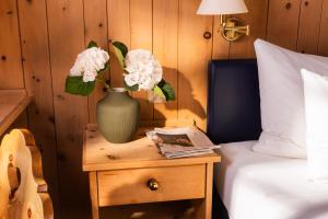 Ένα ή περισσότερα κρεβάτια σε δωμάτιο στο Hotel Chesa Rosatsch - Home of Food