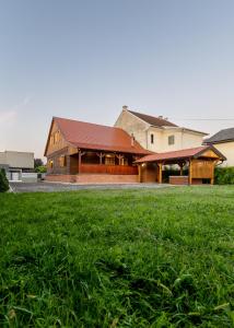 um edifício com um campo de relva à sua frente em Kuća za odmor IVAN em Velika Gorica