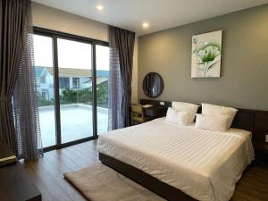 A bed or beds in a room at Villa near the Beach with 5bedroom VIP