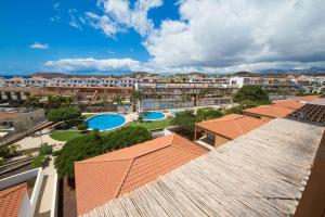 Vistas al complejo con 2 piscinas y edificios en Sunset Dream Penthouse, en San Miguel de Abona