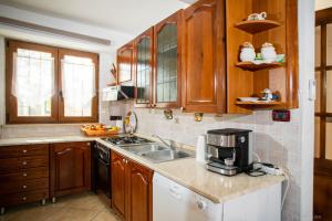 Kuchyň nebo kuchyňský kout v ubytování Apartments Faris