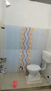 bagno con servizi igienici e parete di VIP Guest House Bodhgaya a Gaya