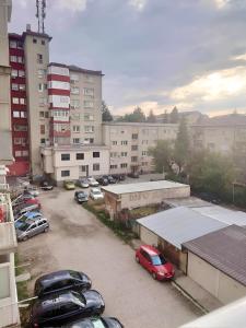 ein Parkplatz mit Autos vor den Gebäuden in der Unterkunft Elegant 1BR Dream Apartment in Central Ohrid in Ohrid