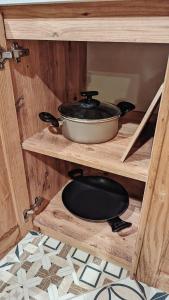 第比利斯Old Tbilisi style Apartment的木架上摆着锅和锅