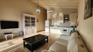Your Cozy Vacation House في كراليندايك: غرفة معيشة مع أريكة وطاولة