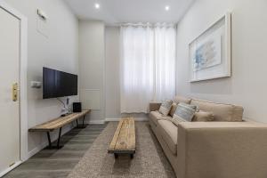 sala de estar con sofá y TV en BNBHolder Fresh Confort II en Madrid