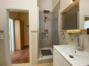 ein Badezimmer mit Waschbecken und Dusche in der Unterkunft Palais am Park - App. Luxembourg - Ostseebad Kühlungsborn-Ost in Kühlungsborn + 11 Fotos