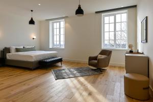 salon z łóżkiem i krzesłem w obiekcie 12A, Luxe & Uniek - Bioscoopzaal - Terras - Uitzicht w mieście Oisterwijk