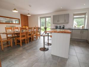 een keuken en eetkamer met een tafel en stoelen bij Segrwyd Uchaf in Denbigh
