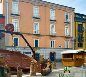 eine Statue eines Bootes vor einem Gebäude in der Unterkunft La Finestra Sul Vulcano in Roccamonfina