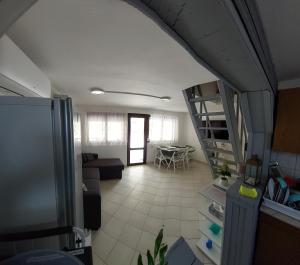 uma vista para uma cozinha e uma sala de estar em Bónom-zugi Pihenőház em Gyomaendrod