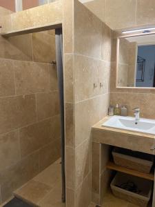 W łazience znajduje się umywalka i lustro. w obiekcie Bel appartement de 40m² à louer w Nicei