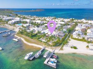 - une vue aérienne sur un complexe avec un marqueur rose dans l'établissement Villa Marie, swimming pool, beach, pontoon and jacuzzi, all private, à Baie Nettlé