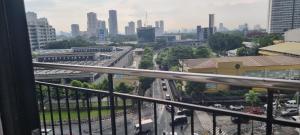 uma vista para a cidade a partir de uma varanda em Condo studio type em Manila