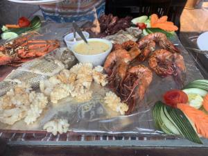 une exposition de fruits de mer et de légumes sur une table dans l'établissement Zi Villa Garden Room 1, à Matemwe