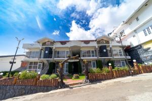 una casa al lado de la calle en Fortune Retreats, en Ooty