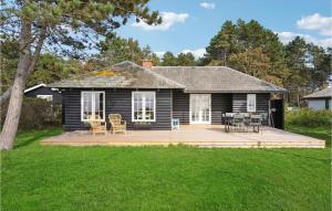 Casa negra con terraza y patio en Beach Front Home In Martofte With Kitchen, en Martofte