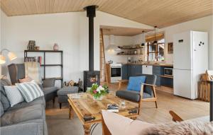 een woonkamer met een bank en een tafel bij Stunning Home In Glesborg With Wifi in Bønnerup Strand
