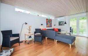 KnebelにあるAwesome Home In Knebel With 4 Bedrooms And Wifiのリビングルーム(ソファ、椅子付)