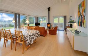エーベルトフトにあるBeautiful Home In Ebeltoft With House Sea Viewのキッチン、ダイニングルーム(テーブル、椅子付)