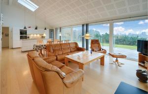 エーベルトフトにあるBeautiful Home In Ebeltoft With House Sea Viewのリビングルーム(ソファ、テーブル付)