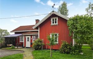ein rotes Haus mit einem Vogel drauf in der Unterkunft Stunning Home In Eidsberg With Kitchen 