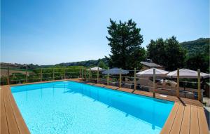 una piscina con sombrillas en la parte superior de un edificio en Amazing Home In Civitaquana With Private Swimming Pool, Can Be Inside Or Outside, en Civitaquana