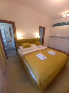 um quarto com uma cama grande com duas toalhas em Vila Kollár Apartmán Rosa 14 em Vysoké Tatry