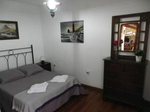 1 dormitorio con cama, espejo y tocador en CHALET PRIVADO, PISCINA, WIFI AL MEJOR PRECIO, en San Juan de la Rambla