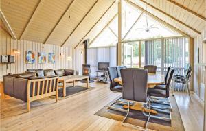 SønderbyにあるAmazing Home In Juelsminde With 3 Bedrooms, Sauna And Wifiのリビングルーム(ソファ、テーブル付)